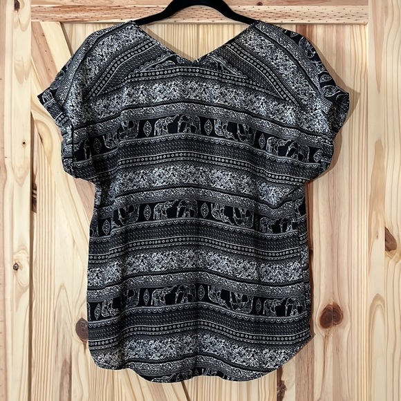 Women’s short sleeve blouse - great condition - Picture 2 of 2